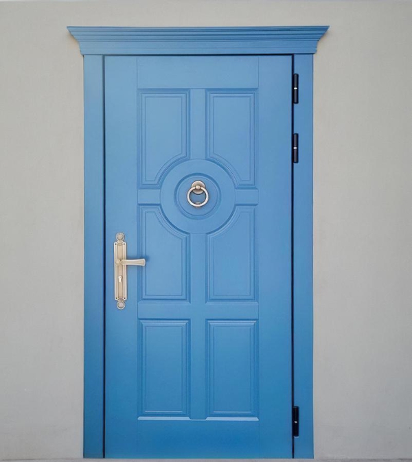 Дверь синего цвета с кольцом Дверь синего цвета с кольцом