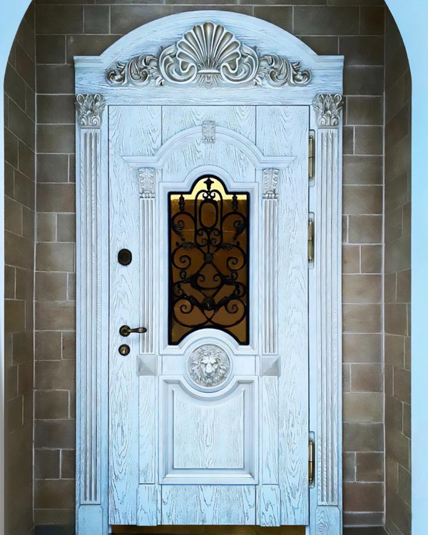 Парадная дверь с резьбой (фото на объекте) Парадная дверь с резьбой (фото на объекте)