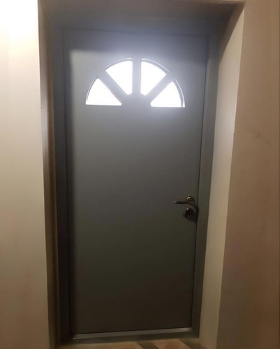 С полукруглым окном С полукруглым окном