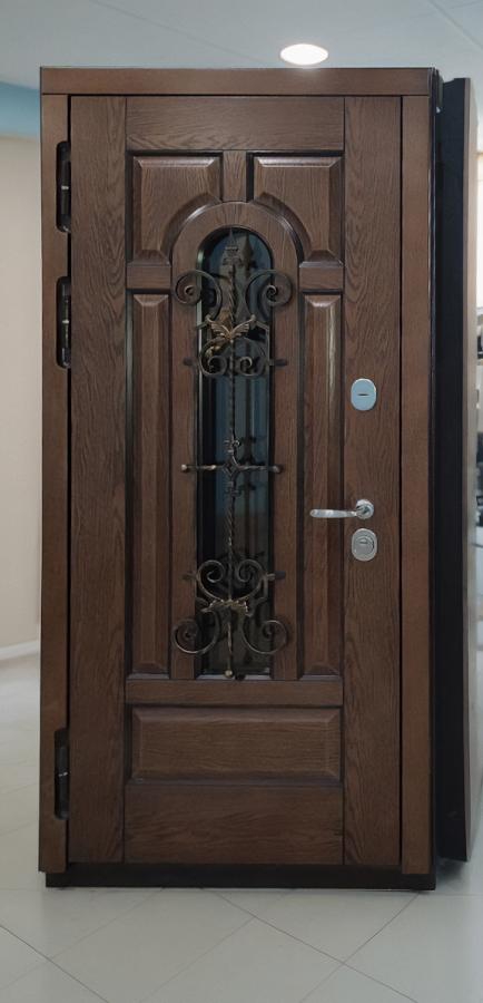 Дверь со стеклом и ковкой Дверь со стеклом и ковкой
