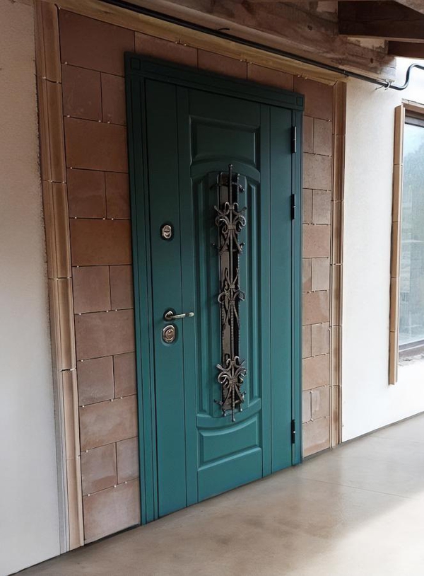 Зеленая дверь с ковкой Зеленая дверь с ковкой
