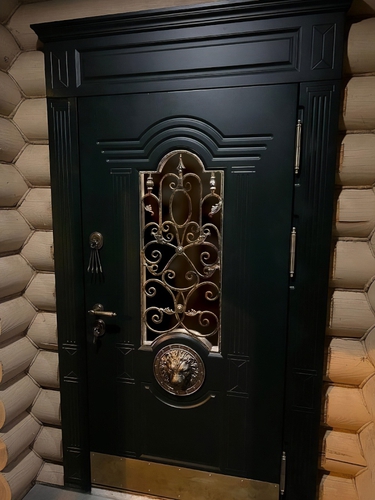 С карнизом и отбойником С карнизом и отбойником