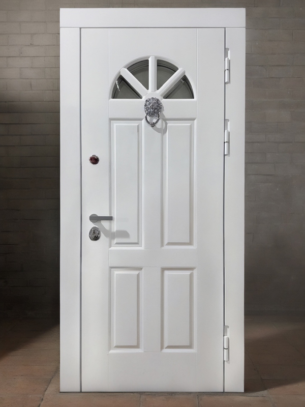 Белая с кнокером и окном Белая с кнокером и окном