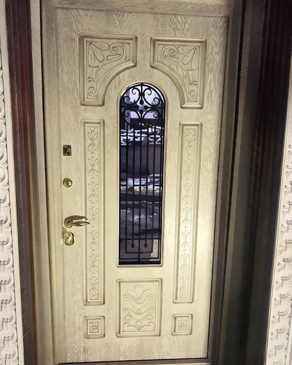 Дверь с окном, вид изнутри Дверь с окном, вид изнутри