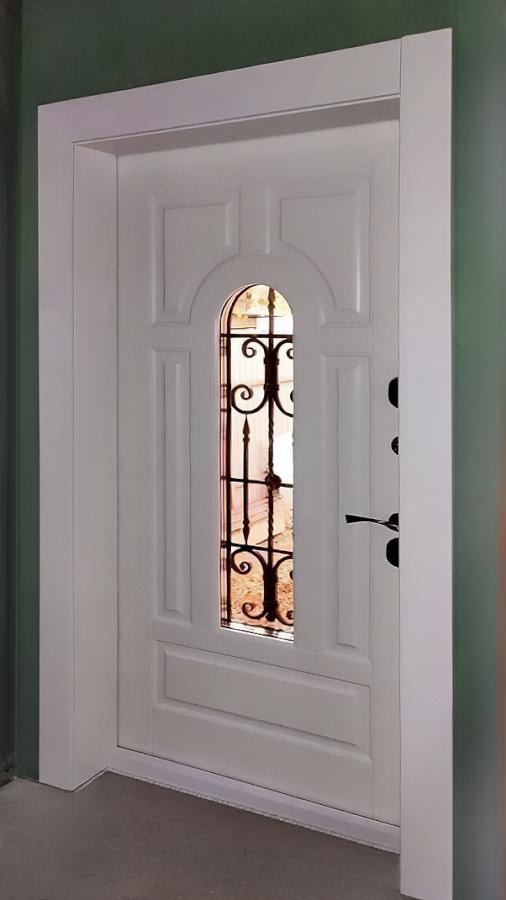 Белая дверь с ковкой Белая дверь с ковкой