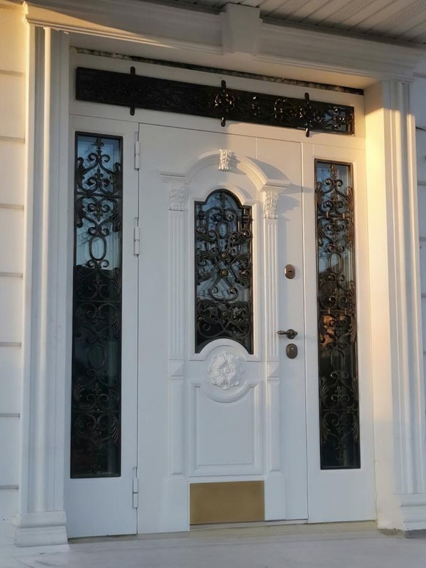 Парадная белая дверь Парадная белая дверь