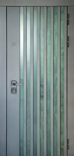 Стальная дверь для квартиры с серыми панелями МДФ RAL и вертикальными зелеными рейками