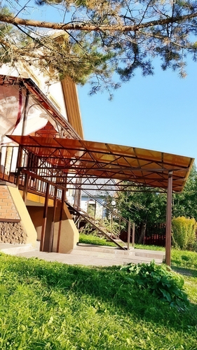 Навес для дачи полуарочной кровлей покрытой поликарбонатом Навес для дачи полуарочной кровлей покрытой поликарбонатом