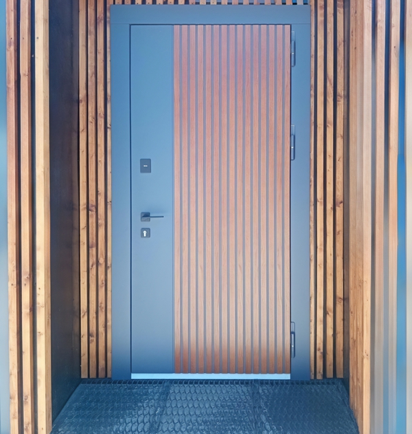 Дверь с реечным дизайном Дверь с реечным дизайном