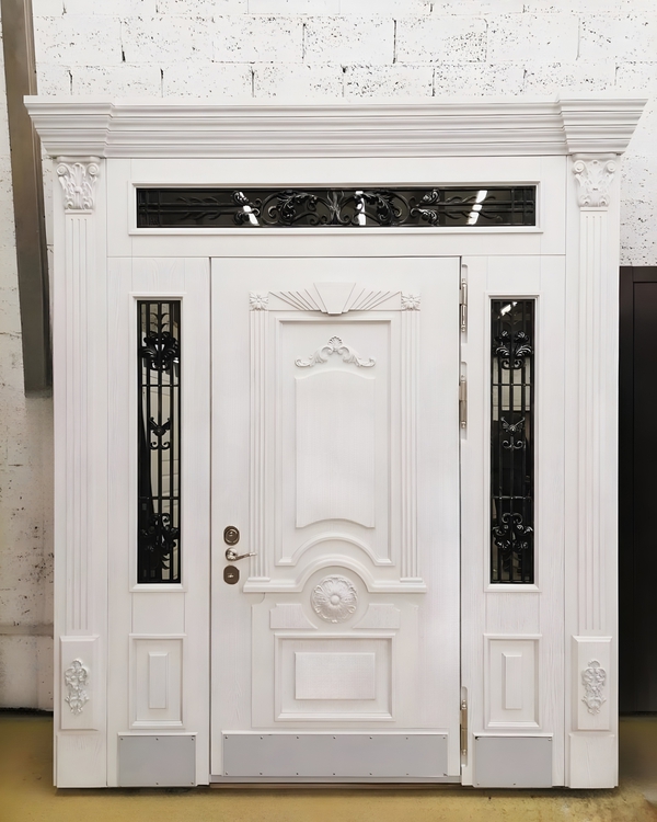 Белая парадная дверь с капителями Белая парадная дверь с капителями