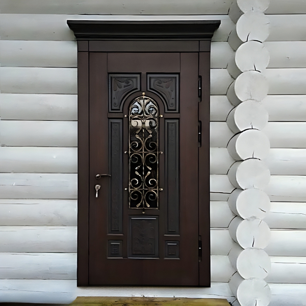 Дверь в частном доме с карнизом Дверь в частном доме с карнизом