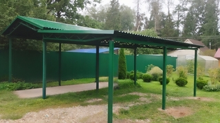Навес двускатный + односкатный с крышей из профлиста зеленого цвета Навес двускатный + односкатный с крышей из профлиста зеленого цвета
