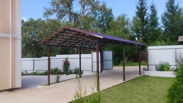 Автомобильный навес с кровлей из металлочерепицы