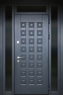 Нестандартная термодверь с остекленными боковыми вставками и отделкой МДФ шпон