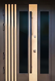 Входная термодверь с боковой остекленной вставкой и длинной ручкой (МДФ с реечным дизайном) Входная термодверь с боковой остекленной вставкой и длинной ручкой (МДФ с реечным дизайном)